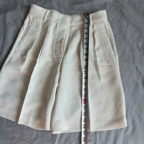 Banana Republic Off White, Pleated, Bermuda Shorts- 6 - Picture 6 of 9